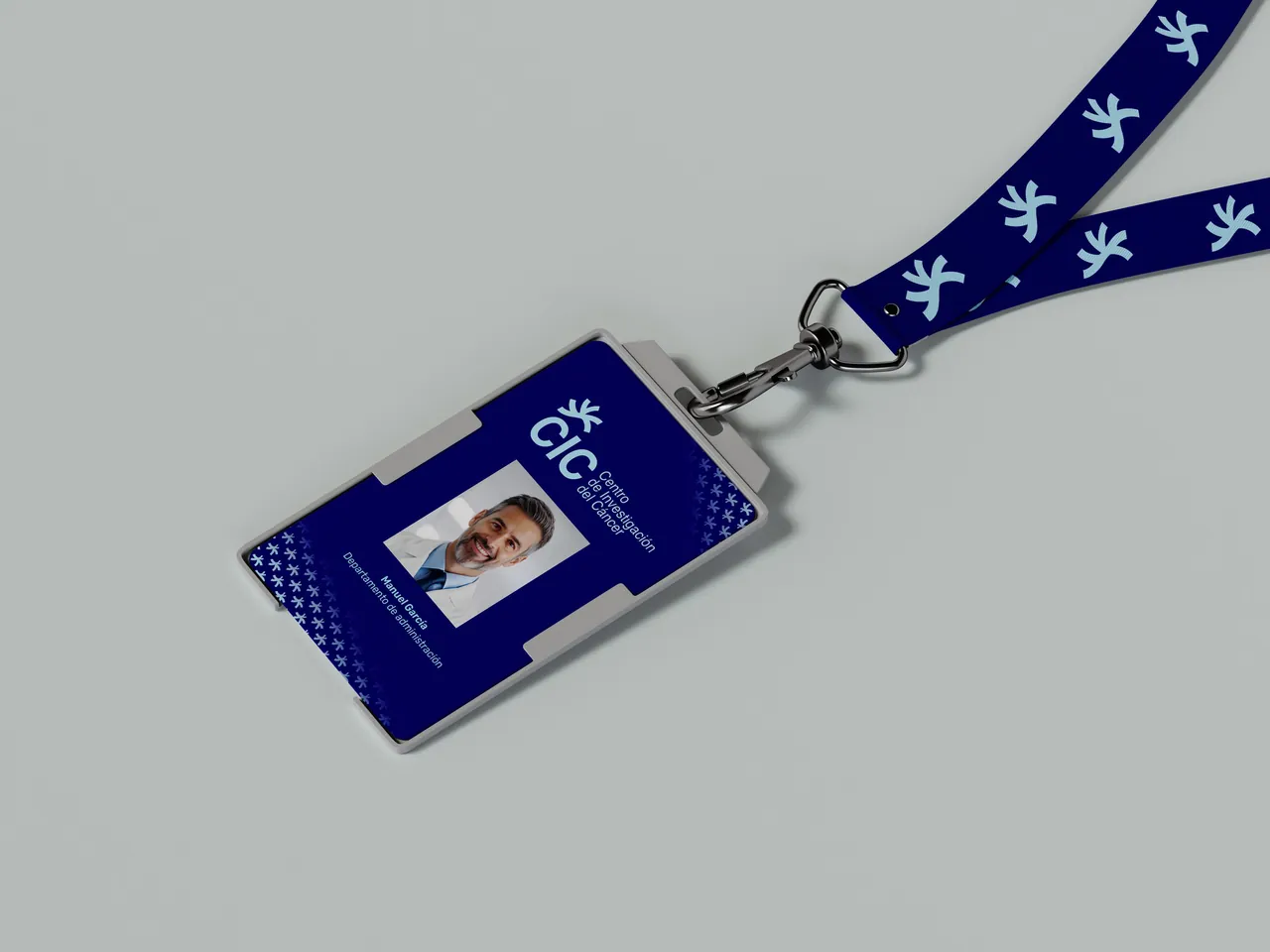 Tarjeta de acceso azul con cinta estampada con el isotipo