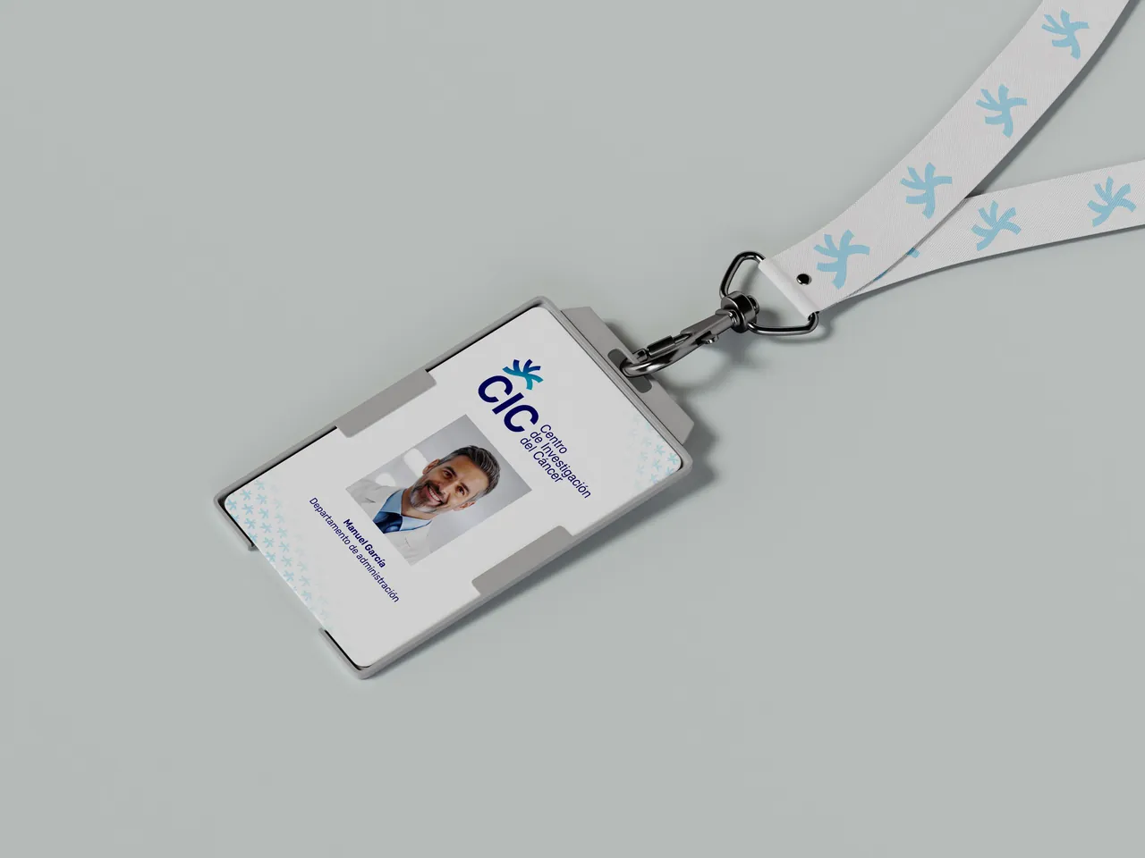 Tarjeta de acceso blanca con cinta estampada con el isotipo
