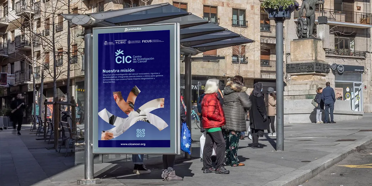 Mupi con la nueva identidad en una parada de autobús