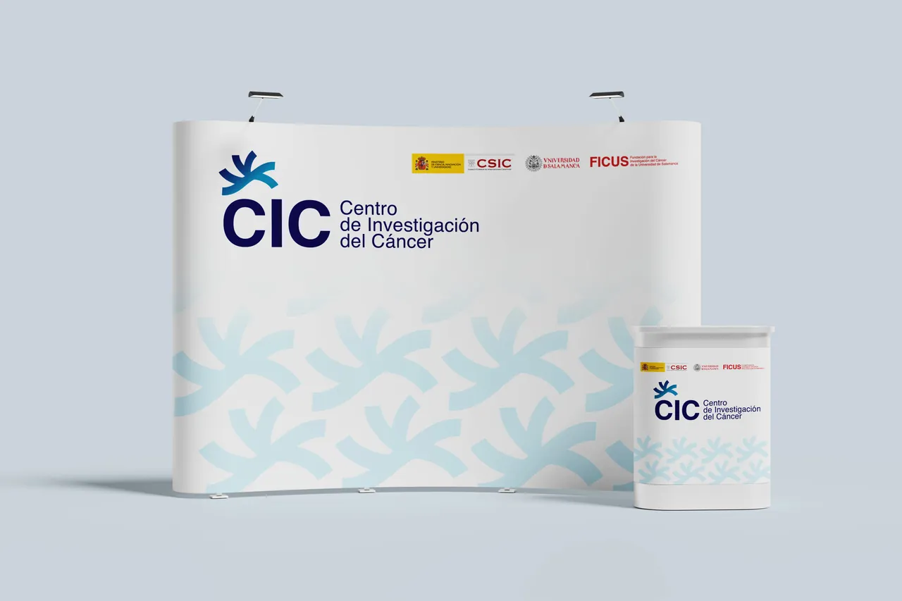 Photocall y mostrador con el logotipo, los de las instituciones y el patrón de la marca