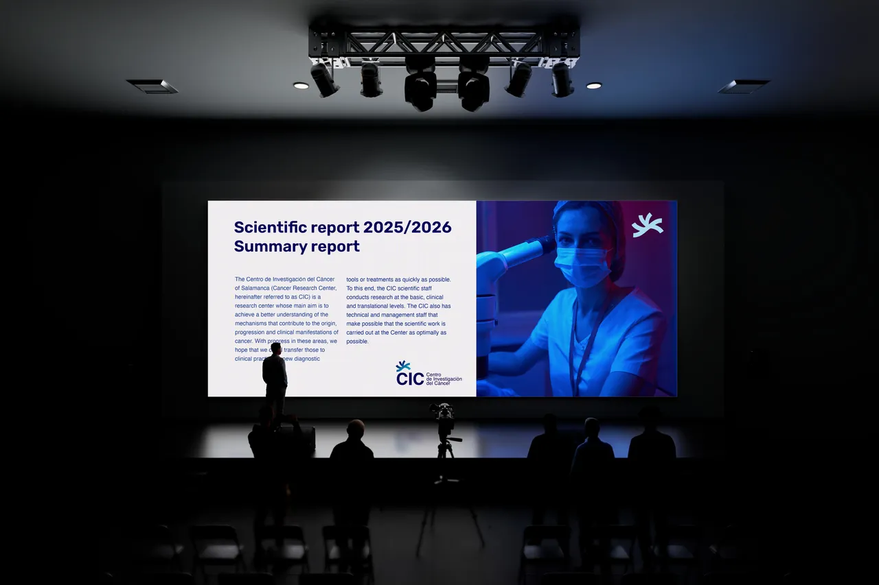 Pantalla de auditorio con una presentación de la marca