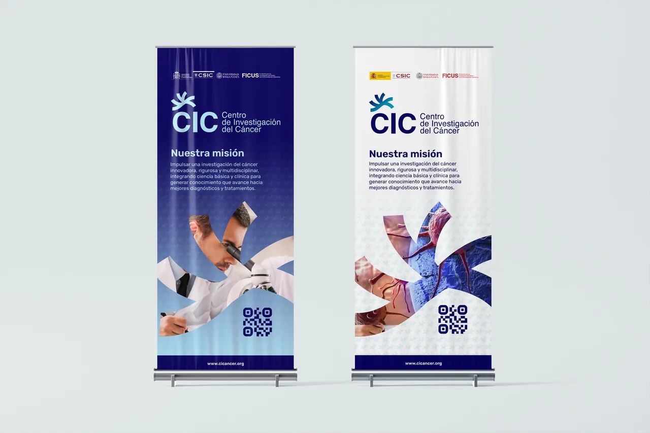 Dos roll-ups con la misión del centro, en azul y en blanco