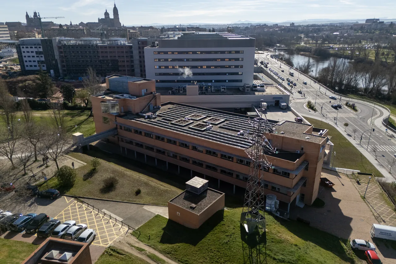Vista aérea del Centro de Investigación del Cáncer en el campus Miguel de Unamuno, con la catedral de Salamanca al fondo