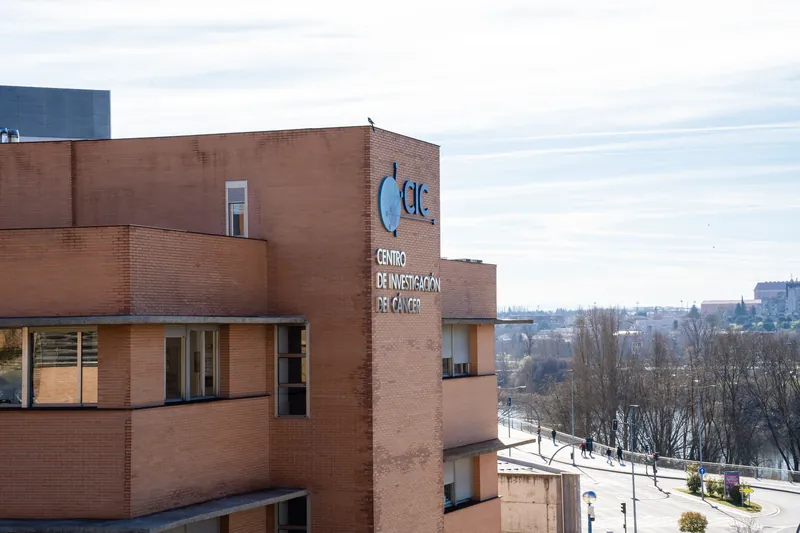 Fachada del centro con el rótulo de la marca de 2019