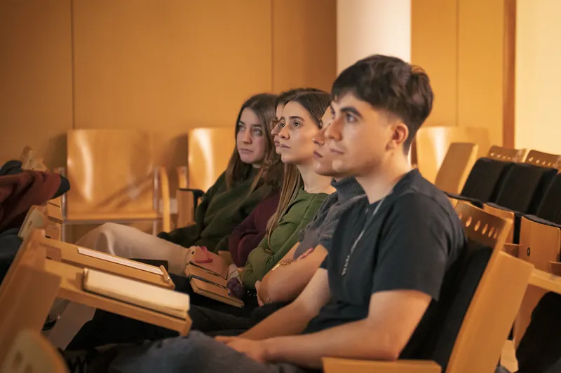 Estudiantes en el salón de actos del centro durante una sesión de formación