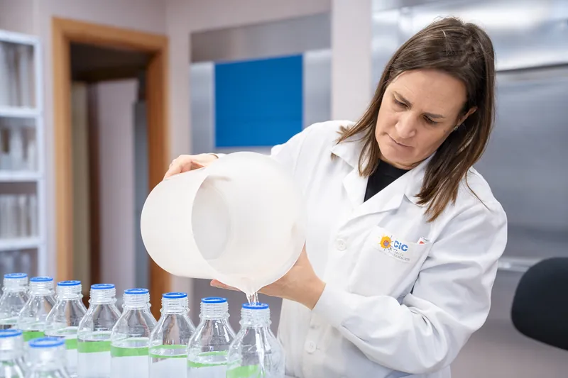 Una investigadora prepara frascos en el laboratorio