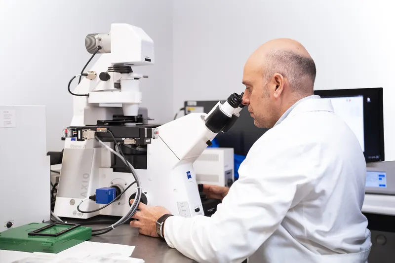 Un investigador trabaja con un microscopio