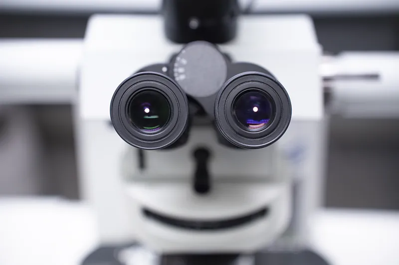 Oculares de un microscopio